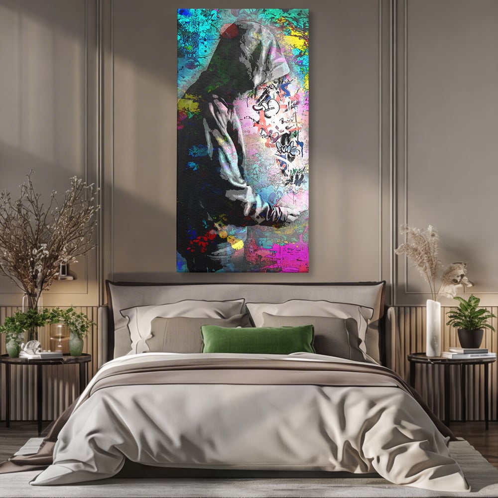 Tablou canvas cu tablou canvas cu baiat in hanorac, fara rama, pe sasiu de lemn, pe perete intr-un dormitor